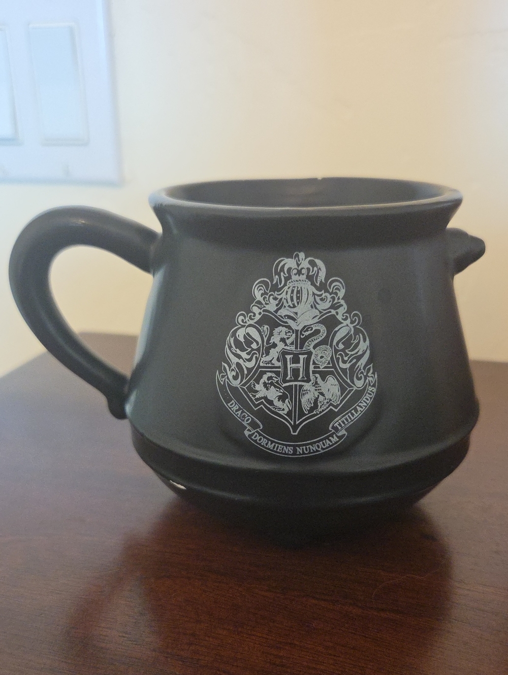 Warner Bros. Black Cauldron-Style Hogwarts Crest Mug
